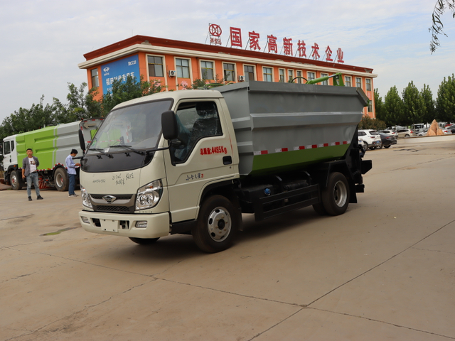 Rear hanging garbage truck