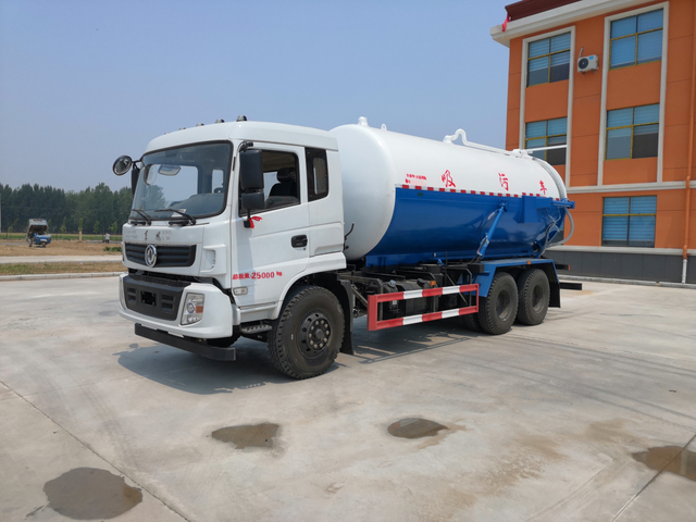 Large capacity sewage suction truck