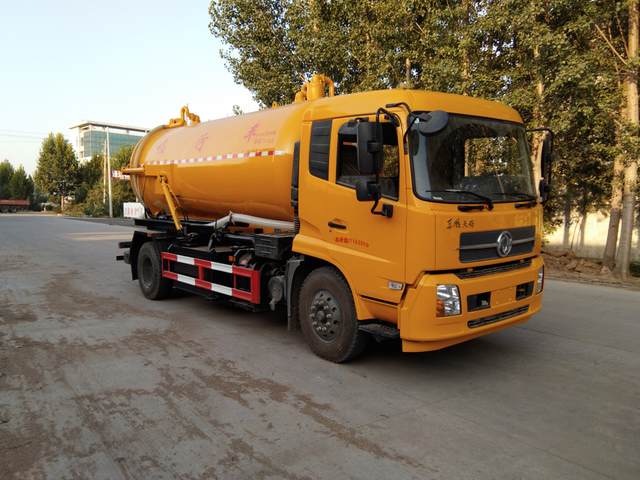 Medium sized sewage suction truck