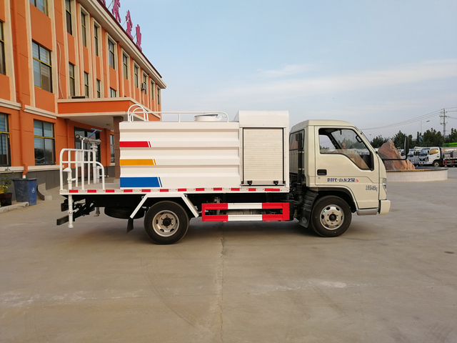 Small sprinkler dust suppression vehicle